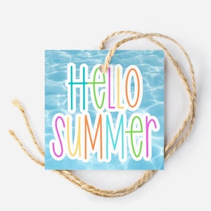 Könnte beinhalten: Ein quadratisches Geschenk-Etikett mit den Worten "HELLO SUMMER" in bunten Buchstaben vor einem blauen Wasserhintergrund. Das Etikett ist an einer natürlichen Schnur befestigt, ideal für sommerliche Geschenke oder Dekorationen.
