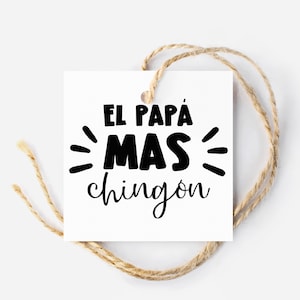 Może przedstawiać: Biała etykieta prezentowa z czarnym tekstem, który brzmi "El Papá Mas Chingon". Etykieta jest związana sznurkiem.