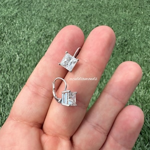 Orecchini con chiusura a leva in moissanite taglio principessa / Orecchini con chiusura a leva in moissanite / Orecchini da sposa in oro massiccio 14k / Regalo perfetto