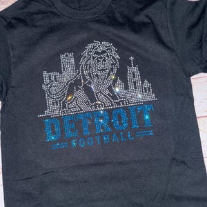 Haut Detroit effet scintillant, sweat à capuche Crystal Detroit, t-shirt Detroit bling, haut Detroit, haut de football Detroit, produits dérivés Detroit