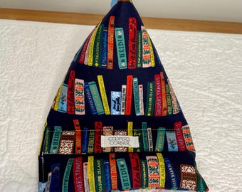 Prop voor elektronisch apparaat: handsfree Kindle, kussen voor telefoon en tablet, Rifle Paper Co. Navy Book Club-stof