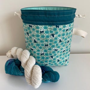 Medium Drawstring Knitting Project Bag, Crochet Project Bag, Quilted bag, Floral Fabric, Cat Project Bag