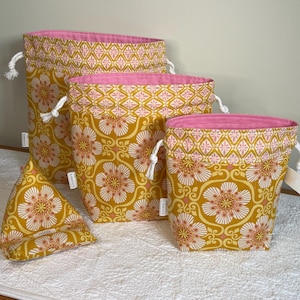 Sac à projets en tricot floral rose et doré : pochette en coton matelassé avec cordon de serrage, toutes les tailles