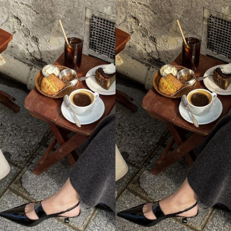 Puede incluir: Una mesa de madera sostiene una taza blanca de caf&eacute; negro con una cuchara de plata, un vaso de caf&eacute; helado con pajita, un bollo con nata y un trozo de tarta de chocolate. Una persona lleva zapatos negros de tac&oacute;n destalonados y pantal&oacute;n gris.