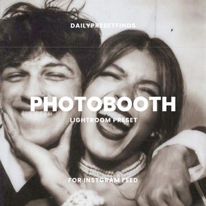Könnte beinhalten: Sepiafarbene Abbildung von zwei lächelnden Personen, eine mit dem Arm um die andere. Weißer Text liest sich "PHOTOBOOTH LIGHTROOM PRESET" und "FOR INSTAGRAM FEED" mit "DAILYPRESETFINDS" oben. Foto im Vintage-Stil.