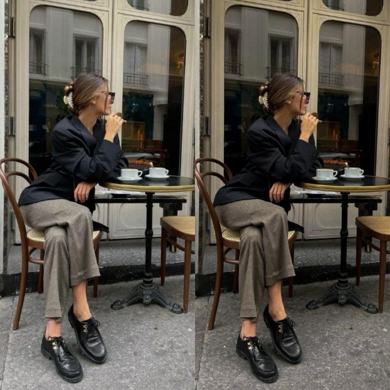 Puede incluir: Un blazer negro, pantalones de color marr&oacute;n claro y zapatos de cuero negro. El conjunto incluye una pinza para el pelo blanca y gafas de sol oscuras. La vestimenta se lleva puesta mientras se est&aacute; sentado en una mesa redonda peque&ntilde;a.