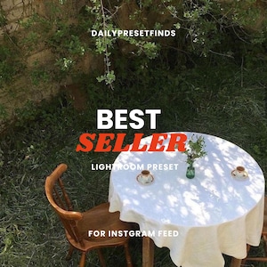 Könnte beinhalten: Ein Holztisch und ein Stuhl mit einer weißen Tischdecke stehen im Freien. Auf dem Tisch stehen zwei kleine Tassen und eine Vase mit Grünzeug. Der Text auf dem Bild lautet "BEST SELLER", "LIGHTROOM PRESET", "FOR INSTAGRAM FEED" und "DAILYPRESETFINDS".
