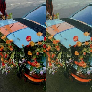 K&ouml;nnte beinhalten: Ein blaues und oranges Oldtimer-Auto mit einem Blumenarrangement aus orangefarbenen, gelben und wei&szlig;en Blumen auf der Motorhaube.