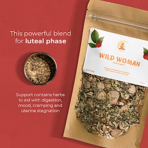 Könnte beinhalten: Ein brauner Papiersack mit Kräutermischung mit dem Text "WILD WOMAN Luteal Support". Eine kleine Metallschale enthält eine ähnliche Mischung. Der Text auf dem Bild lautet "This powerful blend for luteal phase".