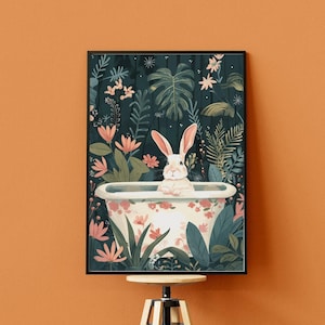 Stampa artistica da parete con coniglio su carta fine art, grazioso coniglietto boho per la cameretta dei bambini, poster con animali coccolosi, bagno con piante tropicali eclettiche massimaliste