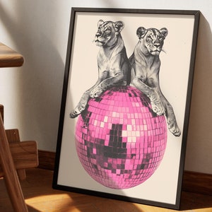 Pôster de bola de discoteca de leoa, arte de parede de leões retrô, impressão de discoteca funky dos anos 70, colagem legal, arte de dormitório feminino de luxo com bola de espelhos, presente para amantes de gatos