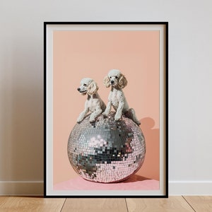 Stampa artistica da parete con barboncini bianchi, poster fotografico con palla da discoteca di cani, foto artistica originale, arte retrò con barboncini, foto di dormitorio femminile, regalo per proprietari di barboncini e mamme.