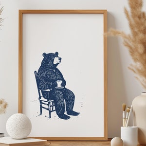 Stampa artistica da parete con orso eccentrico e caffè, graziosa stampa retrò con orso da cucina e tazza da tè, poster vintage, decorazione da pranzo boho, illustrazione di orso disegnata a mano, regalo per escursionisti