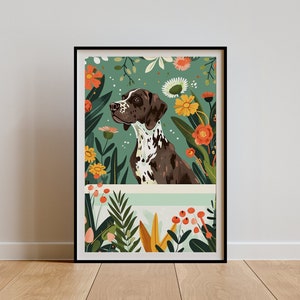 Puede incluir: Un perro Braco Alemán de Pelo Corto marrón y blanco sentado en un campo de hojas verdes y flores coloridas. El perro mira hacia la izquierda de la imagen. El fondo es de color verde claro.