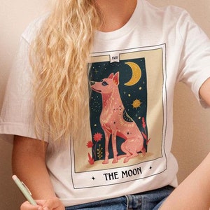 Camiseta con carta del tarot de perro, camiseta con tarot de luna, linda camiseta con gráfico de meme de perro, camiseta unisex de gran tamaño con diseño de luna de bruja hippie y pentáculo bohemio, regalo mágico de perro lunar
