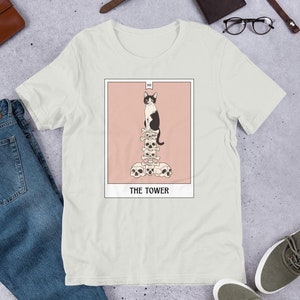 Camiseta con carta del tarot de gato, camiseta con la torre del tarot, linda camiseta con estampado de meme de calaveras y huesos de gato, camiseta de gato de anime, regalo para mamá de gato blanco y negro, unisex de bruja kawaii
