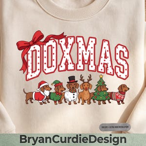 Peut inclure: Un sweat-shirt couleur crème avec le texte rouge DOXMAS et un nœud rouge. Sous le texte, six teckels sont déguisés en Père Noël, elfe, bonhomme de neige, renne, sapin de Noël et portent un pull rouge à motifs.