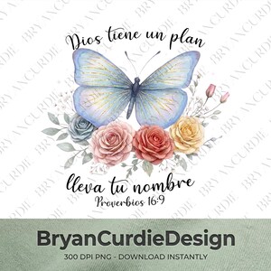 Peut inclure: Une illustration numérique montrant un papillon bleu aux reflets dorés au-dessus d'un bouquet de roses roses, pêche et bleues avec des feuilles vertes. Le texte indique "Dios tiene un plan", "lleva tu nombre" et "Proverbios 16:9" en noir.