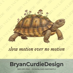 Puede incluir: Una ilustración digital de una tortuga marrón con un caparazón cubierto de musgo verde, pequeños hongos y margaritas blancas. Debajo de la tortuga, el texto dice "slow motion over no motion" en letra cursiva marrón, seguido de "BryanCurdieDesign".