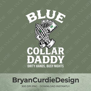 Può includere: Un design grafico raffigurante una mano di scheletro che indossa un anello verde, tenendo un ventaglio di banconote da cento dollari. Il testo recita BLUE COLLAR DADDY e DIRTY HANDS, BUSY NIGHTS in caratteri bianchi su sfondo verde oliva.