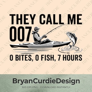 Op de afbeelding: Een grafisch ontwerp met een persoon in een kajak die vist met een hengel. De tekst luidt: THEY CALL ME 007 0 BITES, 0 FISH, 7 HOURS. De illustratie gebruikt zwarte en grijze tinten op een lichte achtergrond en toont een springende vis.