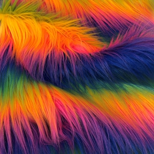 Peut inclure: Tissu en fausse fourrure de couleur arc-en-ciel avec un dégradé de vert, jaune, orange, rose et bleu.