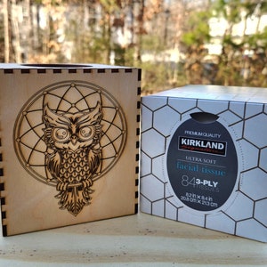 Caja de pañuelos de madera hecha a mano con intrincado diseño de búho: servilletero decorativo grabado con láser ecológico, decoración rústica para el hogar