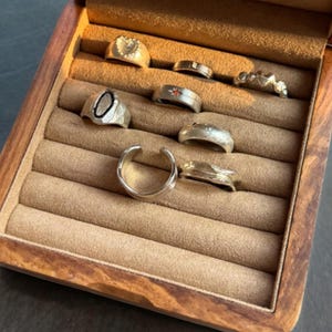 Elegante porta anelli in palissandro africano per donna, regalo portagioie, regalo di anniversario, scatola portagioie in legno di lusso, scatola portagioie rivestita in velluto
