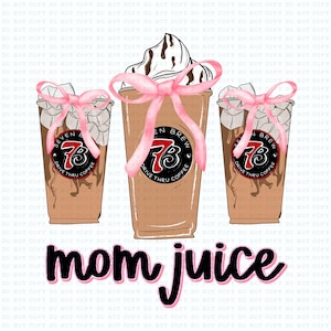 Könnte beinhalten: Drei eisige Kaffeegetränke mit Schlagsahne und rosa Bändern. Die Becher haben das Logo "Seven Brew 73 Drive Thru Coffee". Der Text "mom juice" ist unter den Bechern in rosa und schwarz geschrieben.