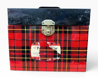 Scatola portadocumenti in metallo vintage con motivo scozzese rosso e chiusura a scatto - "Kooler Family"