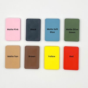 Puede incluir: Ocho muestras de color rectangulares con acabados mate. Los colores incluyen Rosa Mate, Negro, Azul Suave Mate, Verde Oliva Mate, Marr&oacute;n Mate, Marr&oacute;n, Amarillo y Rojo. Cada muestra tiene el nombre del color impreso.