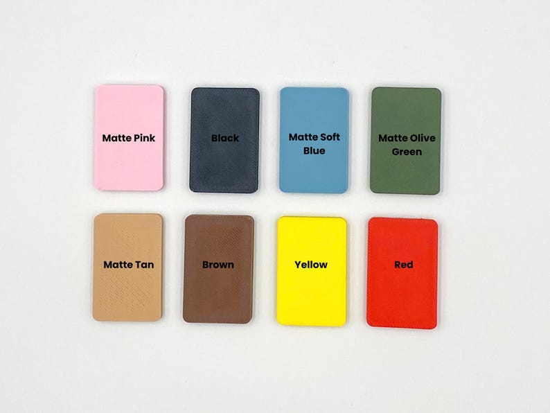 Puede incluir: Ocho muestras de color rectangulares con acabados mate. Los colores incluyen Rosa Mate, Negro, Azul Suave Mate, Verde Oliva Mate, Marr&oacute;n Mate, Marr&oacute;n, Amarillo y Rojo. Cada muestra tiene el nombre del color impreso.