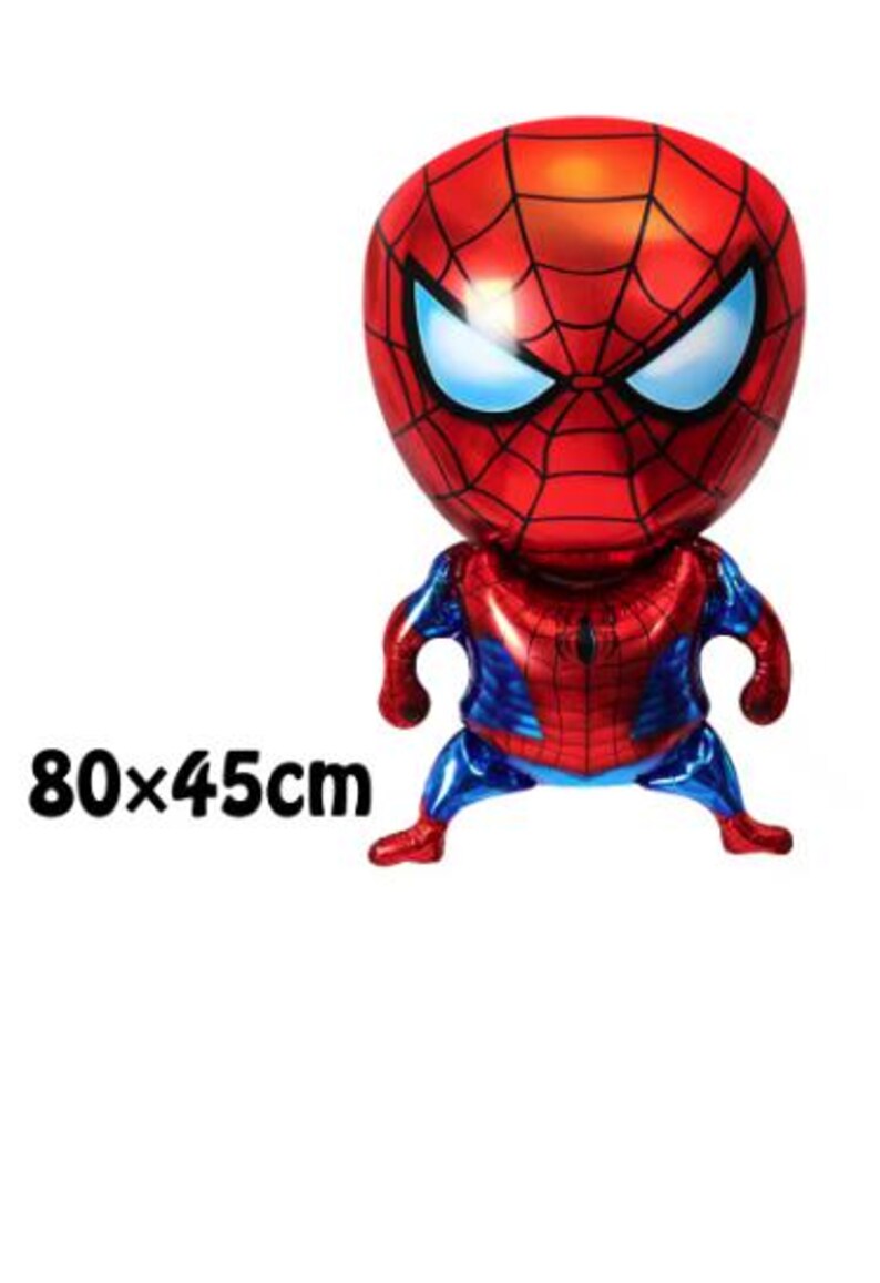 Puede incluir: Un globo de Spider-Man rojo, azul y negro. El globo mide 80 x 45 cm y presenta la ic&oacute;nica m&aacute;scara y el disfraz del personaje. El globo est&aacute; de pie sobre un fondo blanco.