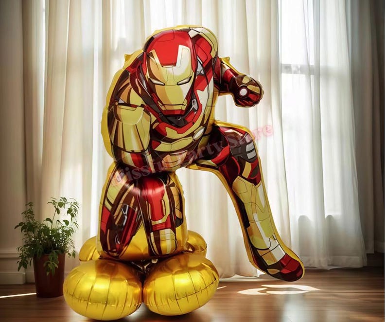 K&ouml;nnte beinhalten: Ein Iron Man-f&ouml;rmiger Ballon in Rot, Gold und Braun. Der Ballon befindet sich in einer hockenden Pose mit einer goldenen Basis. Das Design ist detailliert, mit den Merkmalen des Iron Man-Anzugs deutlich sichtbar. Eine lustige Partydekoration.