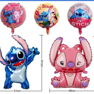 Puede incluir: Un conjunto de seis decoraciones de globos Stitch azules y rosas. Los globos presentan a Stitch en varias poses, incluyendo un beso con Angel, una bailarina de hula y una pose sentada. Los globos tienen un tama&ntilde;o de 45 cm, 52 cm, 61 cm, 49 cm y 51 cm.