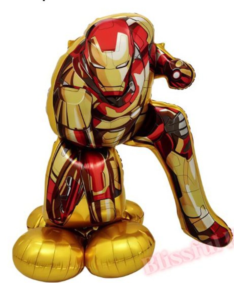K&ouml;nnte beinhalten: Ein gro&szlig;er Iron Man Folienballon in sitzender Pose. Der Ballon hat ein Gold- und Rot-Farbschema mit detaillierten Grafiken der R&uuml;stung des Superhelden. Der Sockel des Ballons ist goldfarben, und das Gesamtdesign ist sehr detailliert.