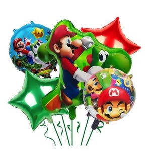 Könnte beinhalten: Eine Sammlung bunter Folienballons mit Charakteren aus der Super Mario-Videospielserie. Enthält einen großen Mario-Ballon, der auf einem grünen Yoshi reitet, sternförmige Ballons und runde Ballons mit Mario und anderen Charakteren.