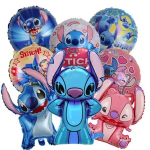 Puede incluir: Un conjunto de nueve globos de aluminio azul y rosa con Stitch de la pel&iacute;cula de Disney Lilo & Stitch. Los globos tienen la forma de la cabeza y el cuerpo de Stitch, y algunos tienen las palabras "Stitch!" y "Stitch" impresas en ellos.