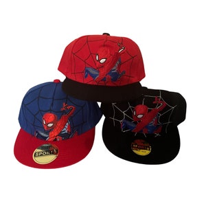 Könnte beinhalten: Drei Spider-Man-Baseballkappen in Rot, Blau und Schwarz. Jede Kappe hat ein anderes Design des Superhelden. Die rote Kappe hat einen schwarzen Schirm, die blaue Kappe hat einen roten Schirm und die schwarze Kappe hat ein weißes Spinnennetz-Design.