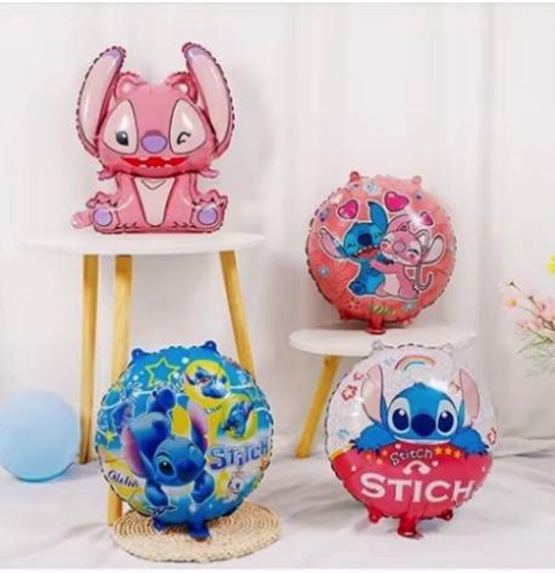Puede incluir: Cuatro globos de aluminio con tem&aacute;tica de Stitch. Un globo es rosa y presenta a Stitch con orejas grandes. Otro globo es rojo con Stitch y Angel sosteniendo corazones. Los otros dos globos son azules y presentan a Stitch con estrellas e arco&iacute;ris. Todos los globos est&aacute;n inflados y listos para usarse en una fiesta o celebraci&oacute;n.