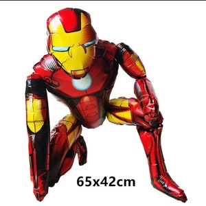 Puede incluir: Un globo de Iron Man rojo, amarillo y dorado en posición de rodillas. El globo mide 65 cm x 42 cm. El globo de superhéroe es una decoración para fiestas.