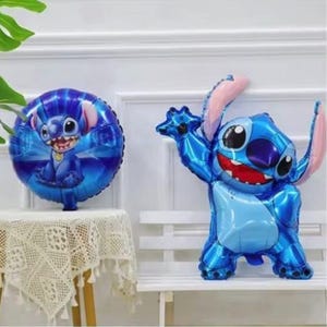 Puede incluir: Dos globos de aluminio con el personaje de Stitch, en azul y rosa. Un globo es redondo y el otro tiene la forma de Stitch con los brazos levantados.