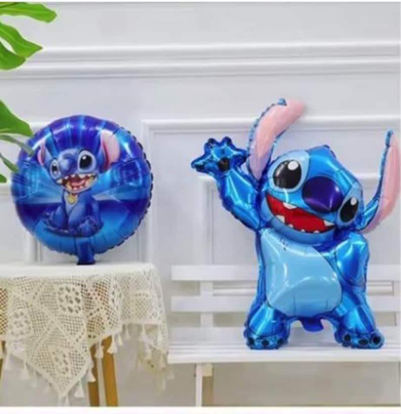 Puede incluir: Dos globos de aluminio con el personaje de Stitch, en azul y rosa. Un globo es redondo y el otro tiene la forma de Stitch con los brazos levantados.