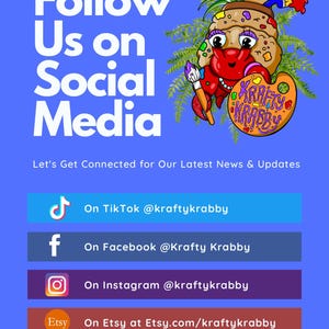 Pu&ograve; includere: Una grafica blu per i social media con un paguro dei cartoni animati che tiene in mano un pennello e una tavolozza con l'etichetta Krafty Krabby. Il testo recita Follow Us on Social Media, Let's Get Connected, con account per TikTok, Facebook, Instagram e Etsy.