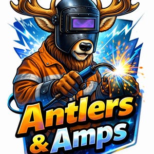 Op de afbeelding: Een cartoon illustratie van een hert met een lasmasker en oranje werkkleding, met een lastoorts. De afbeelding bevat de tekst "Antlers & Amps" in een gestileerd lettertype, met een blauw en geel kleurenschema en bliksemaccenten.