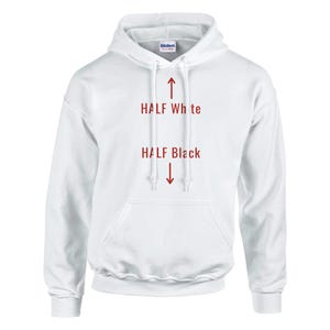 Könnte beinhalten: Ein weißer Kapuzenpullover mit Fronttasche und Kordelzug. Der Text "HALF White" befindet sich über einem nach unten zeigenden Pfeil, und "HALF Black" befindet sich unter einem nach unten zeigenden Pfeil.