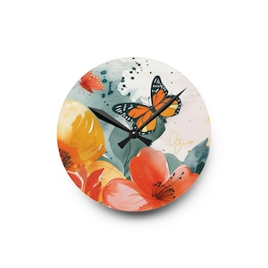 Könnte beinhalten: Eine runde Uhr mit einem floralen Design mit orangefarbenen, gelben und grünen Blumen und einem Schmetterling mit orangefarbenen und schwarzen Flügeln. Die Uhrzeiger sind schwarz.