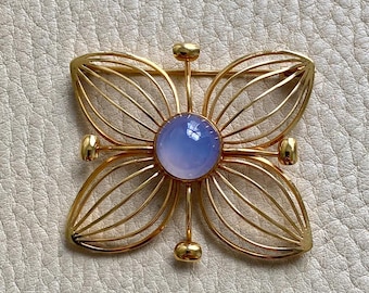 The 1951 Modernist Four Petal Flower Brooch with Chalcedony Stone in 18k gold - Stockholm, Sweden by Stigbert