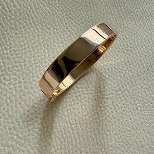 Sublime Midcentury Era Smooth 11.5Mm Wide 18K Gold Hinged Bangle - 7.25 Inch Interior Circumference