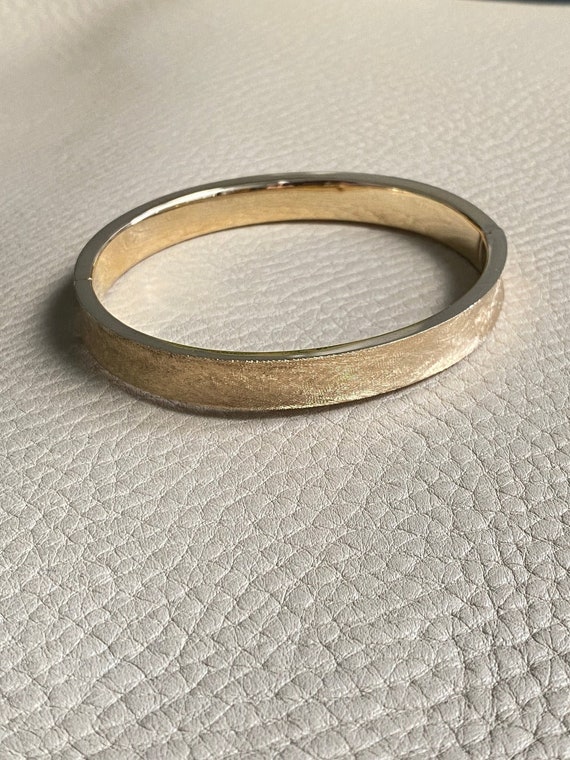 A beauty! 14k gold textured hinged bangle bracelet - image 4